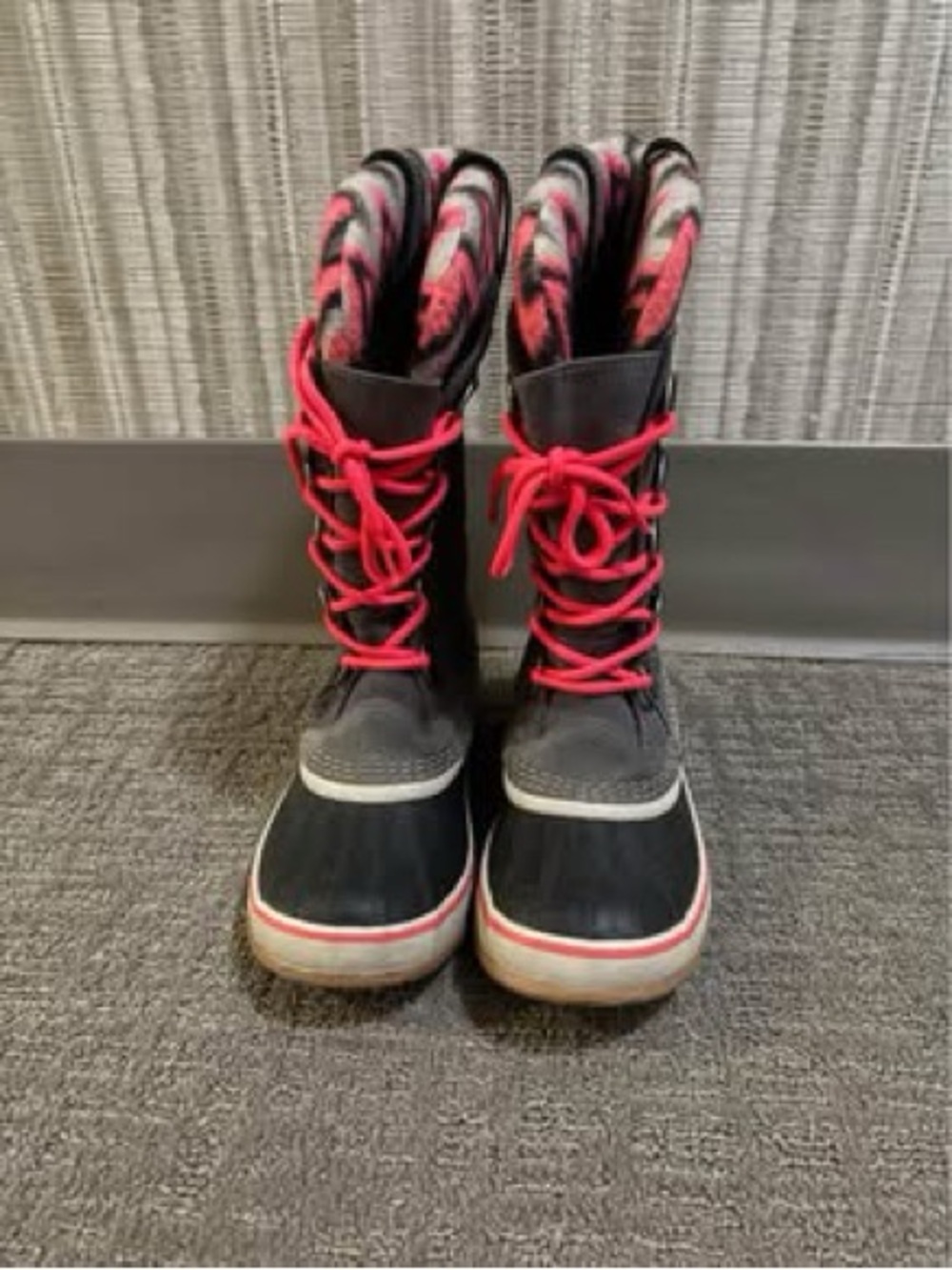 SOREL Women’s Black Winter Boots with Pink Accents, Size 7